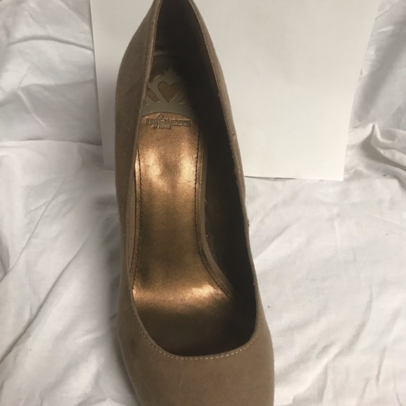 Fegalicious tan and gold wedges - Picture 4 of 5